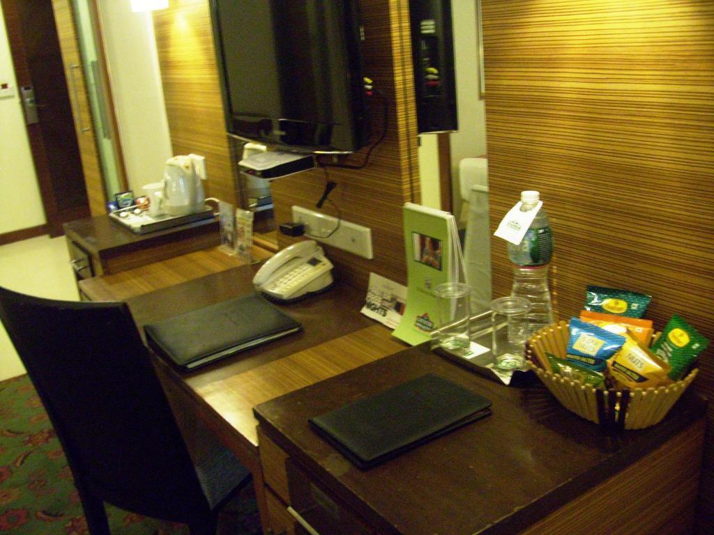 Bloomsuites L Ahmedabad Room photo